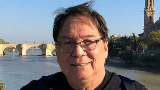 Joey De Leon, shinare painting niyang “EB-LUTION”: “Pirmado na, mahirap na baka may umangkin pa”