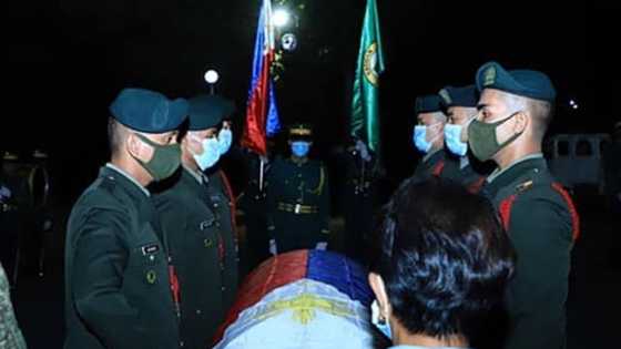 Ina ni Winston Ragos, naiyak matapos bigyan ng military honors ang kanyang anak