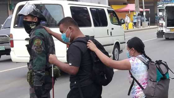 Policeman's kind act of helping blind couple cross busy highway touches netizens' hearts