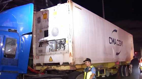 2 bata, sugatan pagkatapos na mabangga ang isang trailer truck sa poste