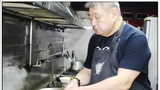 Jimmy Santos, ibinida ang kanyang talent sa pagluluto sa kanyang vlog