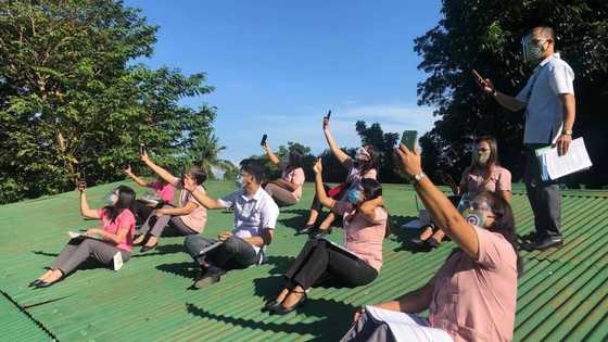 Mga teacher, umakyat sa bubong kahit tirik ang araw para makasagap ng signal