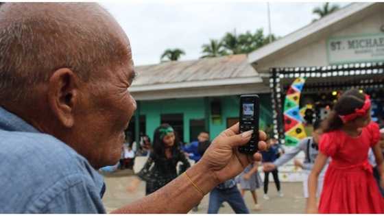 Lolo na kinukuhanan ng video ang apo gamit ang de-keypad na cellphone, viral