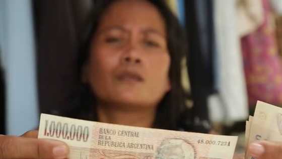 Mga suki ng ukay-ukay, limpak-limpak na pera ang nakikitang nakasuksok sa mga damit