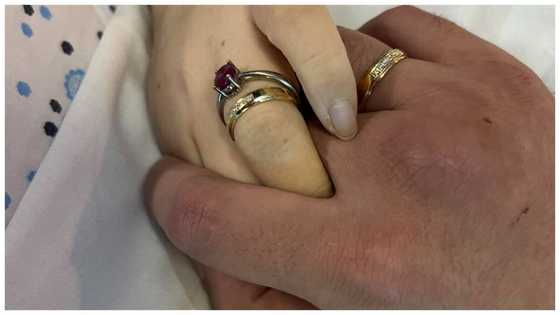 Andrew Schimmer, ipinakitang hawak ang kamay ng misis sa mga huling sandali nito