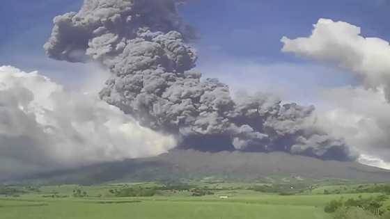 Kanlaon volcano, sumambulat ngayong hapon; PHIVOLCS, itinaas ang Alert Level 3 sa ilang lugar