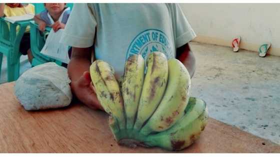 Estudyanteng walang tsinelas kung pumasok sa klase, nagbigay pa ng saging sa guro